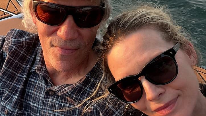 Michelle Pfeiffer Cozies até o marido de 31 anos David E. Kelley durante o fim de semana do dia dos namorados