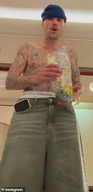 Bieber-que recentemente fechou a especulação de que ele está usando drogas-parecia de olhos vidrados quando ele bateu: 'Eu gosto de um cara de mosca, eu voo alto como uma pega, eu vou bem como se eu fosse aquele cara'