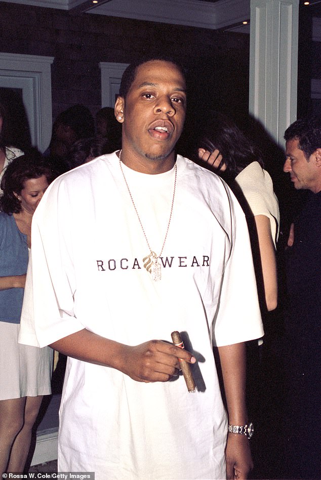 O suposto incidente ocorreu em uma pós-partia da MTV VMAs em setembro de 2000, disse o acusador de Jay-Z. O rapper retratado meses antes durante uma festa de 4 de julho nos Hamptons