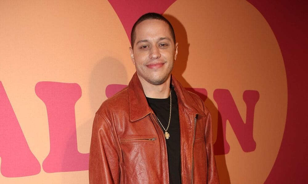 Pete Davidson gasta US $ 20 mil para um presente para o amigo afastado Colin Jost para resolver sua briga misteriosa