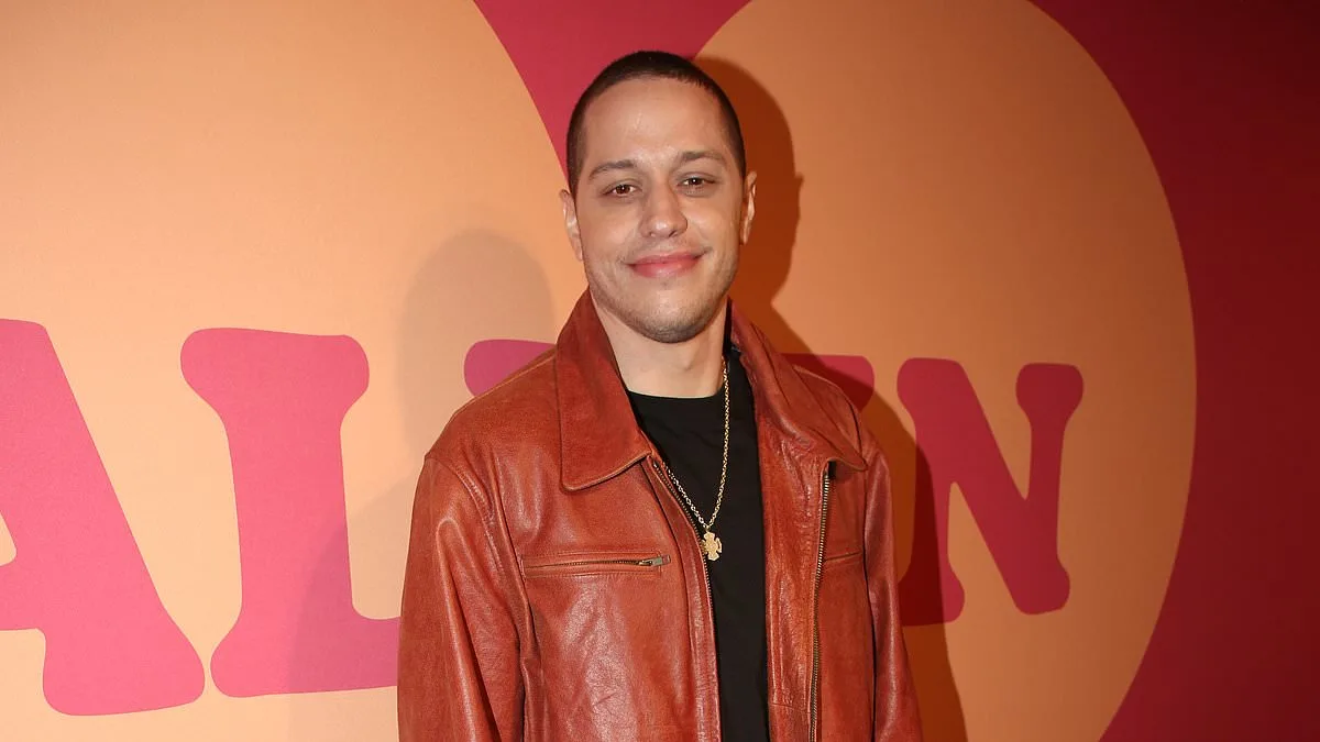 Pete Davidson gasta US $ 20 mil para um presente para o amigo afastado Colin Jost para resolver sua briga misteriosa