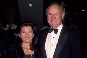 Century City, CA - 8 de outubro: O ator Gene Hackman e a esposa Betsy Hackman participam da 39ª bola anual dos talianos em 8 de outubro de 1994 no Century Plaza Hotel em Century City, Califórnia. (Foto de Ron Galella, Ltd./ron Galella Collection via Getty Images)