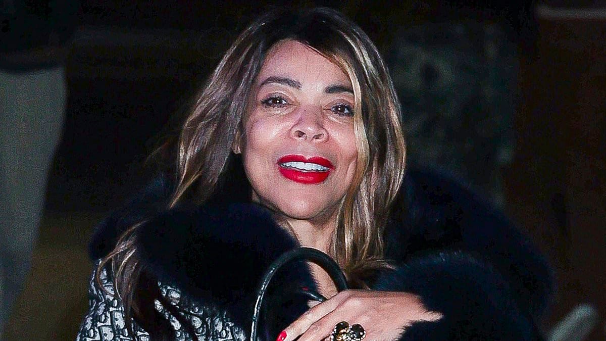 Wendy Williams desafiadoramente sai para jantar novamente depois que a Nova York foi chamada em seu restaurante com sobrinha