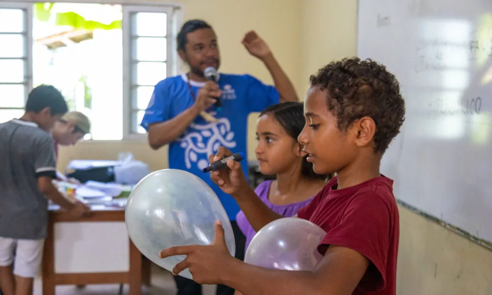 Crianças e adolescentes ribeirinhos vivenciam aprendizado e diversão em ação socioeducativa - FAS