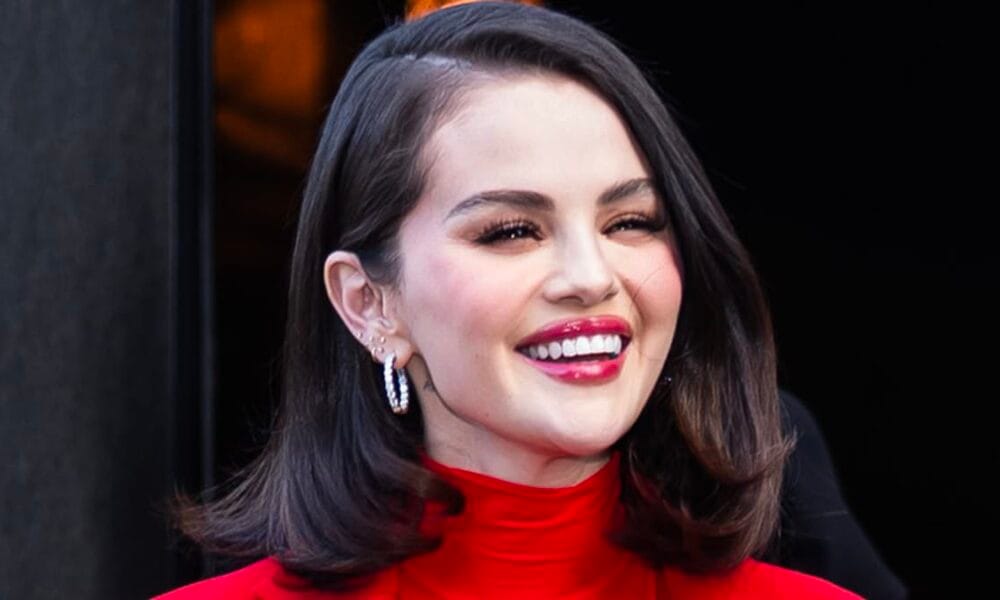 Selena Gomez é perna na roupa vermelha sexy com o noivo Benny Blanco após confissão de relacionamento com choque