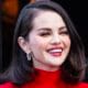 Selena Gomez é perna na roupa vermelha sexy com o noivo Benny Blanco após confissão de relacionamento com choque