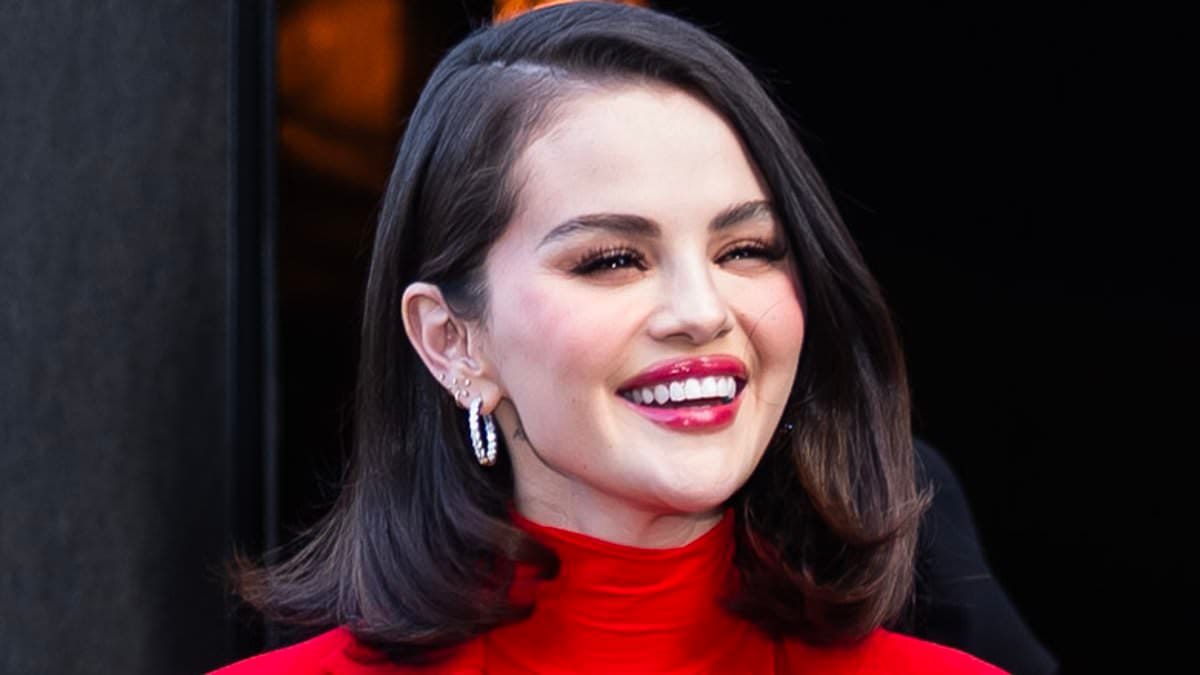 Selena Gomez é perna na roupa vermelha sexy com o noivo Benny Blanco após confissão de relacionamento com choque