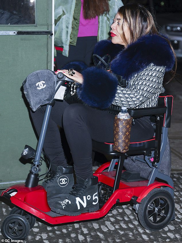 Ela usou uma scooter de mobilidade quando foi flagrada neste fim de semana indo para o restaurante italiano Tucci em Manhattan - assim como ela teve durante a partida de quarta -feira