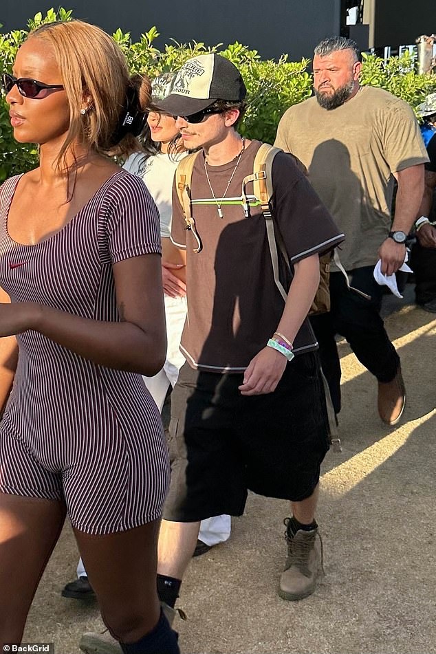 Enquanto Kylie descobriu seu braço de tenso em um elegante conjunto branco, Timothee modelou um conjunto de shorts com uma camiseta, tons e um boné de beisebol