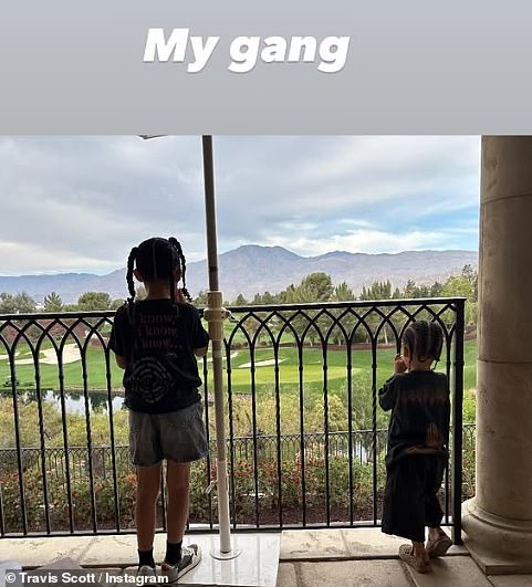 Antes de entrar no palco, Travis compartilhou carinhosamente um estalo de seus filhos em uma varanda, junto com uma legenda chamando -os de 'minha gangue'