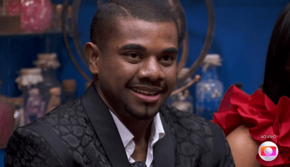 Davi Brito vira réu por violência psicológica após ameaçar ex com arma