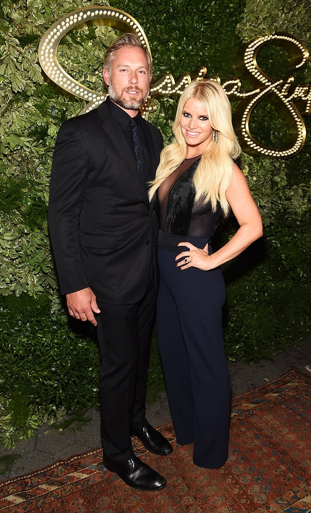 Jessica Simpson foi ao Instagram no domingo para mostrar ao marido Eric Johnson o que está perdendo; Na foto em 2015