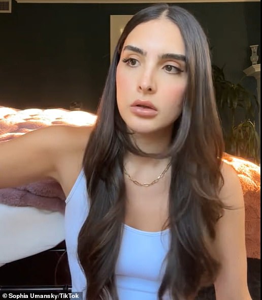 Sophia indicou que 'durante todo o dia', se ela puxa gentilmente para os cabelos, os pedaços dele sairão em suas mãos