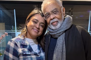 Preta Gil e Gilberto Gil posam juntos e sorridentes