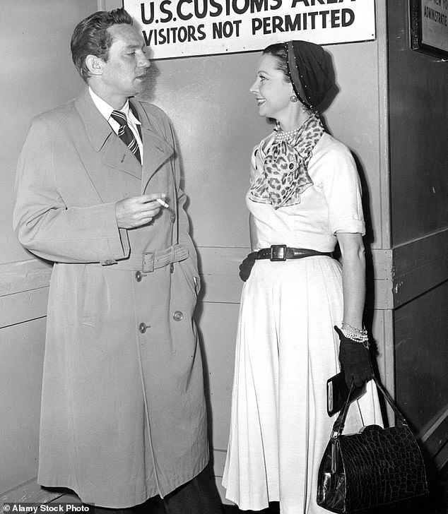 Seu caso com Finch continuou, e ela se perguntou se a criança que ela perdeu em 1956 era dele