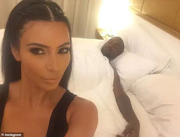 Kardashian tirou uma selfie de si mesma com West dormindo após a ocasião agitada. O casal, que atualmente parece estar à beira de uma guerra de custódia desagradável, foi removida cerca de três meses de suas núpcias de maio de 2014 na Europa