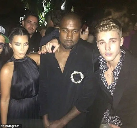 Kardashian, West e Justin Bieber - apenas 20 na época - combinados em conjuntos pretos no Swanky Gettogether
