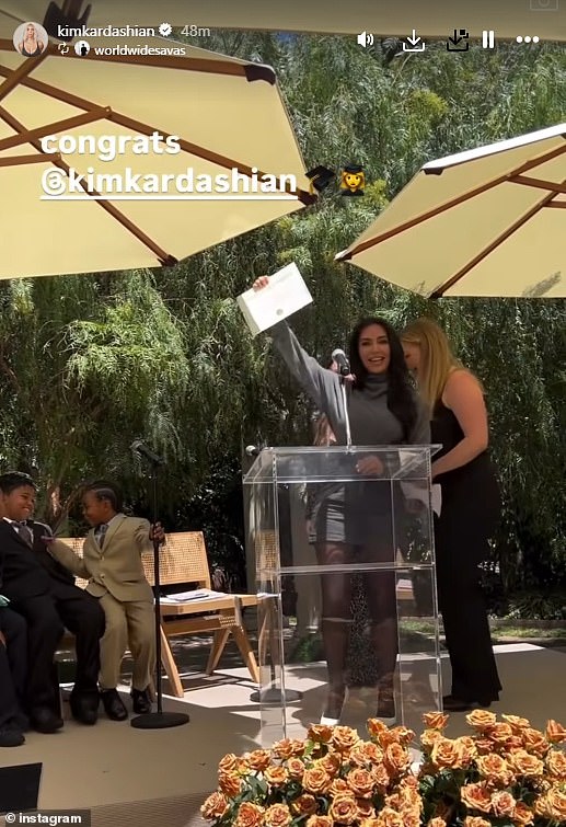 Kim recebeu seu diploma de seus mentores, que adoraram suas realizações