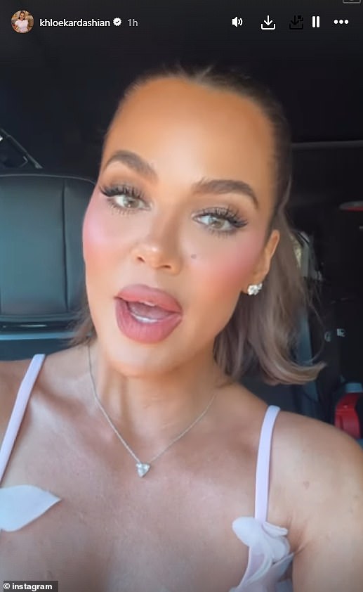 Khloe também compartilhou um vídeo elogiando Kim