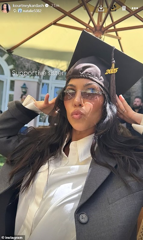 A irmã Olde Kourtney Kardashian também comemorou, posando em um boné de formatura em um snap do Instagram