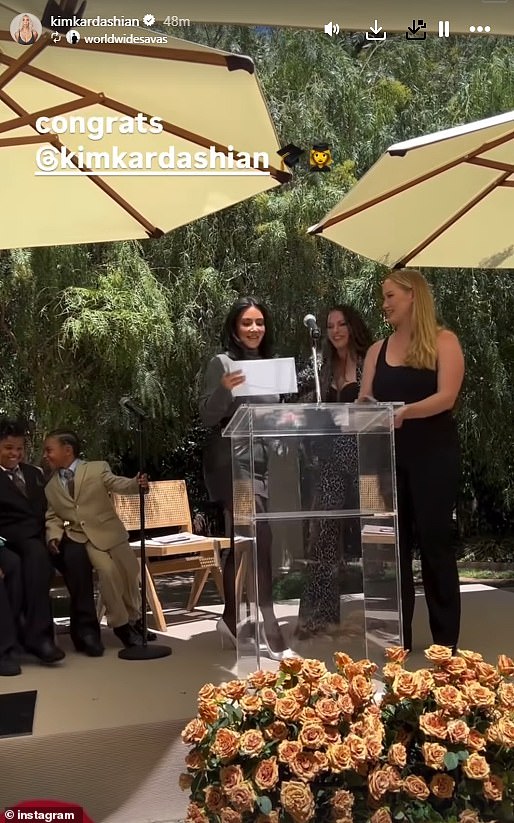 Kardashian não frequentou a faculdade de direito tradicional. Na Califórnia, os indivíduos podem se tornar advogados, concluindo um programa de estudo do escritório de advocacia de quatro anos (LOSP), também conhecido como 'Reading the Law', em vez de ir para a faculdade de direito. Ela ainda precisa passar no exame de barra para praticar direito no estado