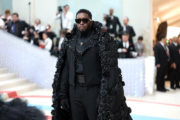 Diddy teria pedido para uma prostituta urinar na boca da ex-mulher