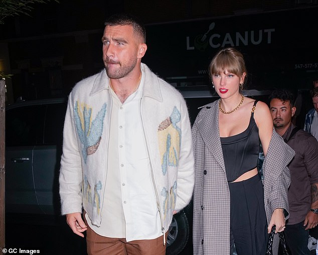 Swift e Kelce estão juntos desde o verão de 2023; O casal visto em outubro de 2023