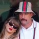 Taylor Swift choca os fãs enquanto freqüenta o casamento de Nashville de Cousin de Travis Kelce