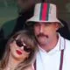 Taylor Swift choca os fãs enquanto freqüenta o casamento de Nashville de Cousin de Travis Kelce