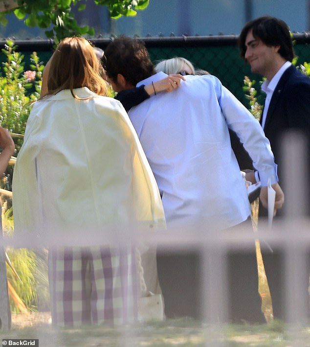 O ex -casal provou que tudo está bem entre os dois enquanto compartilhavam um abraço na celebração