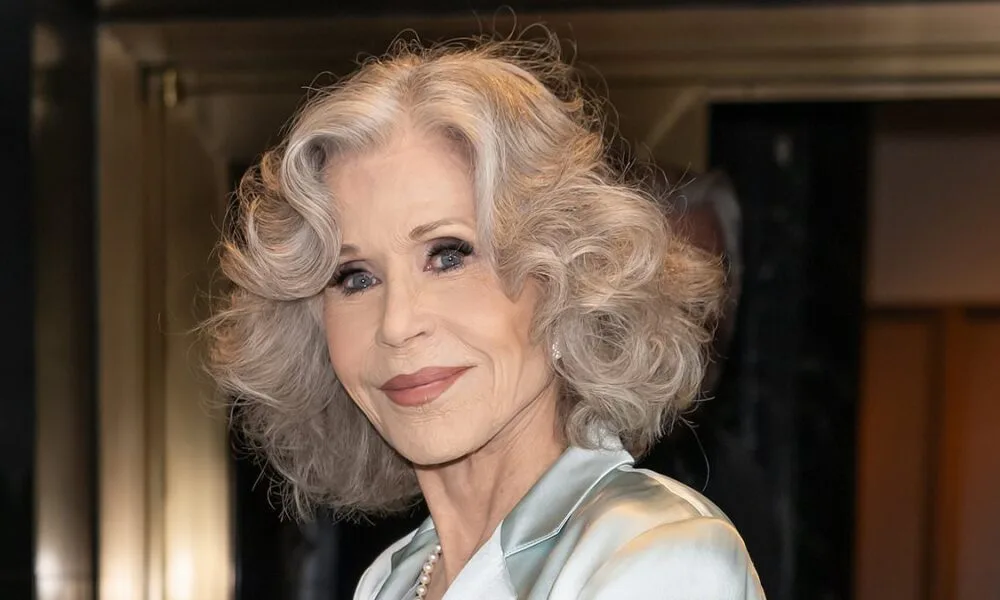 Jane Fonda revela que se sente "mais jovem e saudável" aos 87 anos do que na casa dos 20 anos e se recusa a aceitar papéis de atuação como a "avó esquisita"