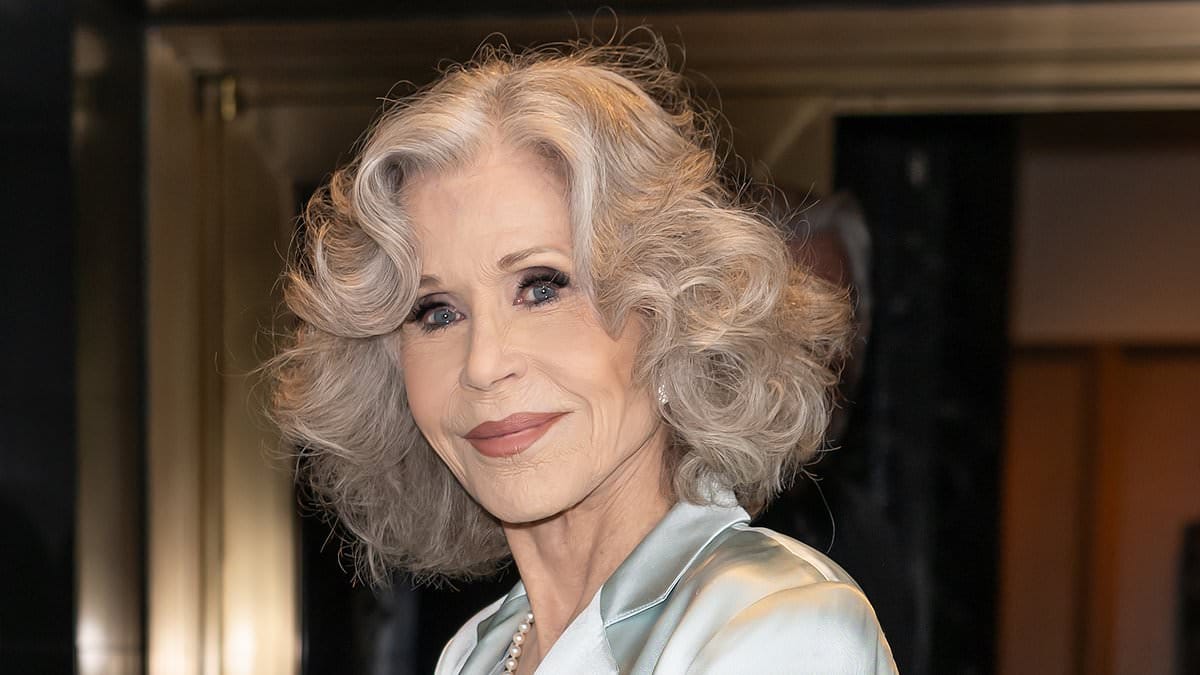 Jane Fonda revela que se sente "mais jovem e saudável" aos 87 anos do que na casa dos 20 anos e se recusa a aceitar papéis de atuação como a "avó esquisita"