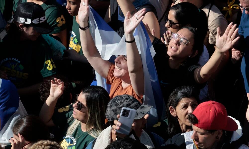Marcha para Jesus mantém tom político com milhares de pessoas em SP