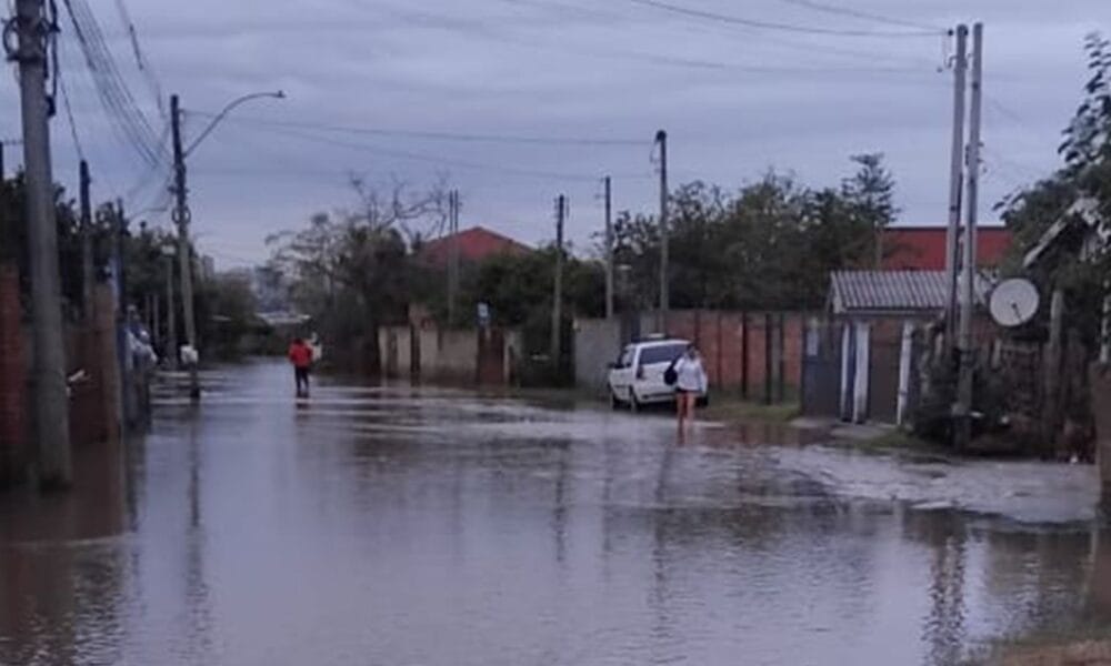 Vulnerável a cheias, ilha de Porto Alegre é atingida por chuvas