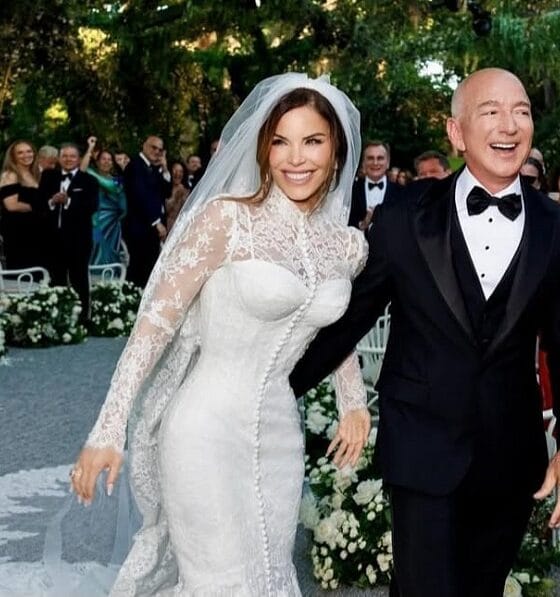 Jeff Bezos, fundador da Amazon, e Lauren Sánchez trocam alianças em Veneza