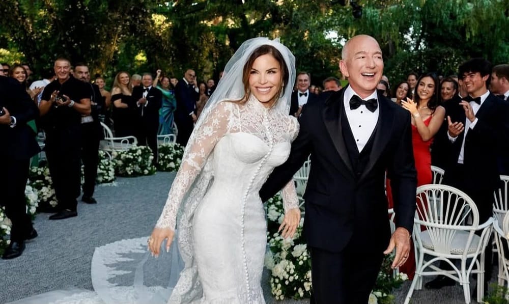 Jeff Bezos, fundador da Amazon, e Lauren Sánchez trocam alianças em Veneza