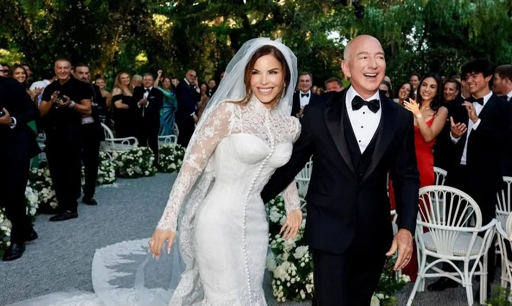 Jeff Bezos, fundador da Amazon, e Lauren Sánchez trocam alianças em Veneza