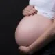 Brasileiras estão tendo menos filhos e adiam maternidade, diz Censo