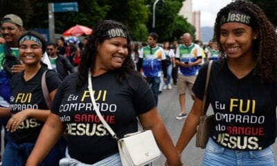 Jovens e mulheres puxam aumento de evangélicos no país, revela IBGE
