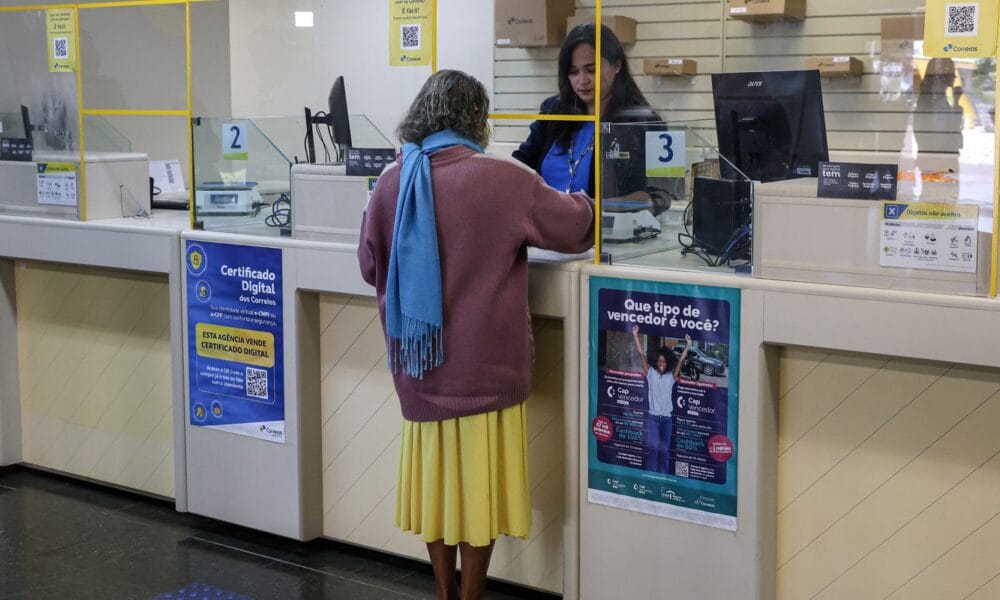 Mais de 488 mil aposentados já foram aos Correios contestar descontos