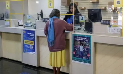 Mais de 488 mil aposentados já foram aos Correios contestar descontos