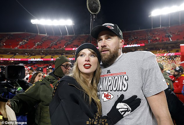 Travis, 35 anos, parecia feliz por se juntar ao seu Ladylove, também 35, no evento familiar que ocorreu em um Barnhouse em Nashville; Eles são vistos juntos em janeiro