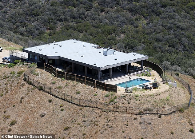 Hutchins estava dirigindo um ATV que despencou a 350 pés em uma ravina 'depois de bater em um carro perto da mansão Malibu de Jenner. A casa isolada de US $ 3,5 milhões de Jenner nos Canyons é vista aqui na foto do arquivo