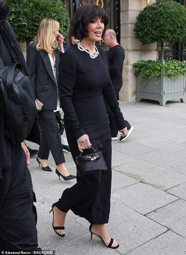 A matriarca Kardashian-Jenner, de 69 anos, que é conhecida por seu corte de pixie de jato preto, exibiu uma olhada mais longa para uma mudança