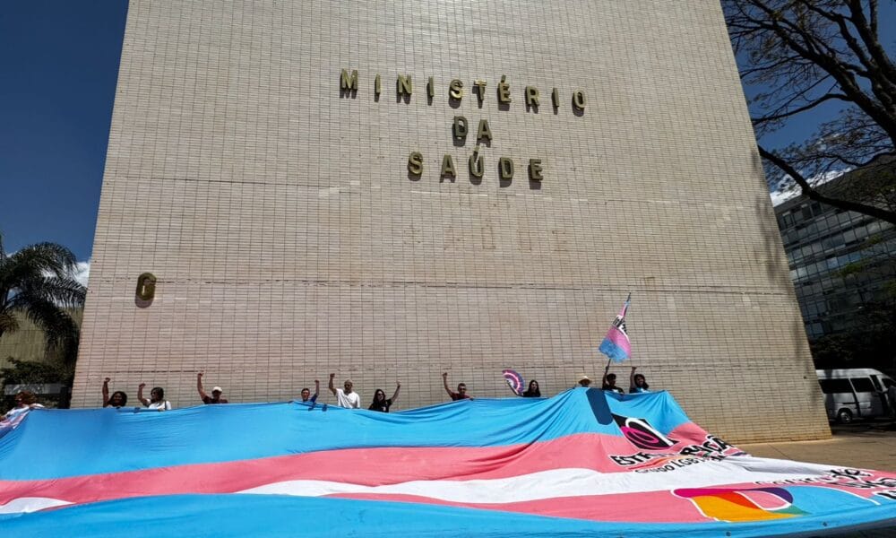 Organizações denunciam apoio do Ministério da Saúde à resolução do CFM que limita acesso à saúde de adolescentes trans