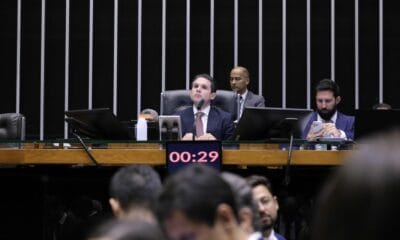 Câmara aprova urgência da anistia e escancara fragilidade de Hugo Motta no comando da casa