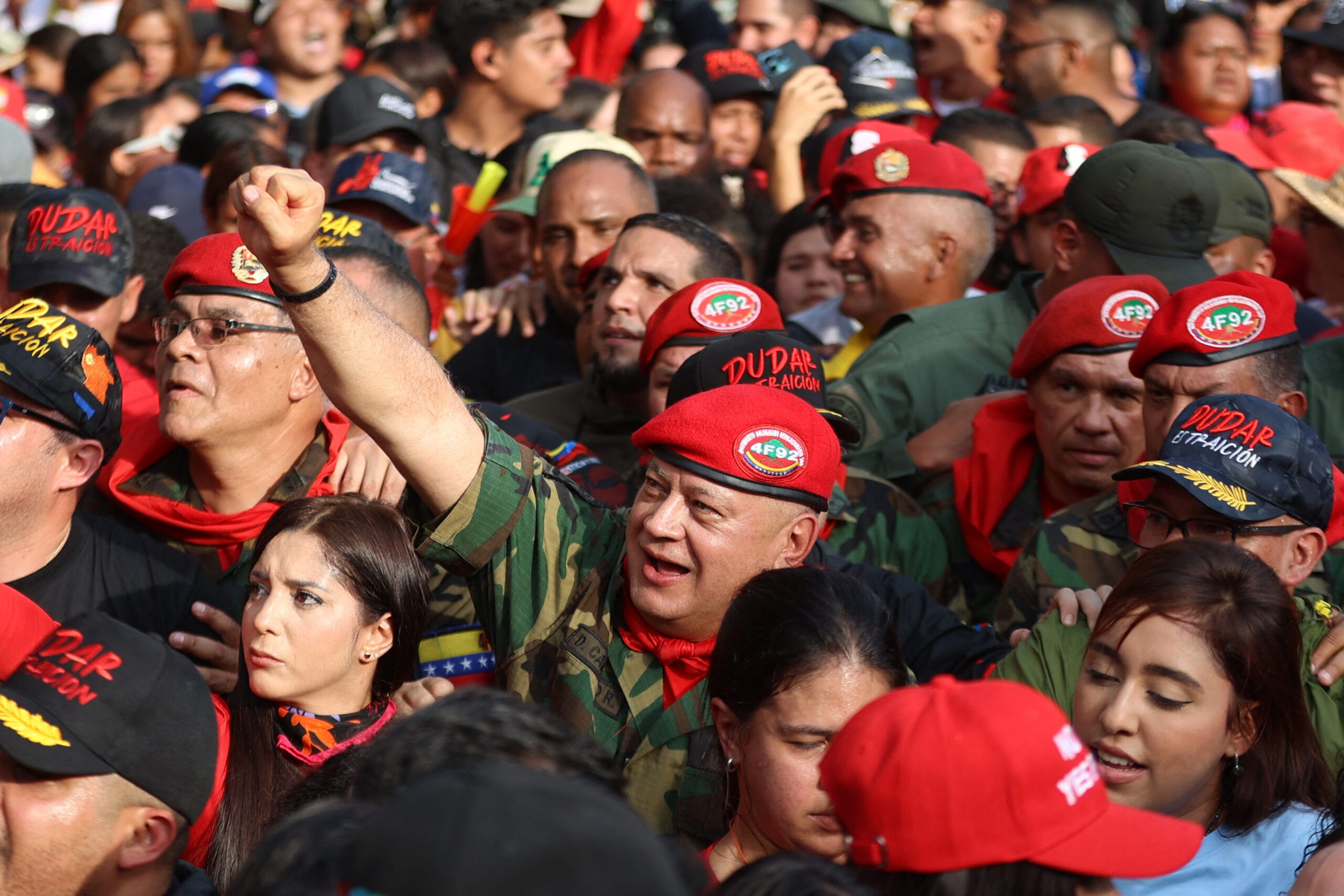 Ministro do Poder Popular para o Interior, Justiça e Paz da Venezuela, Diosdado Cabello participa de uma marcha de apoiadores do chavismo para comemorar o 34º aniversário da insurreição liderada por Hugo Chávez
