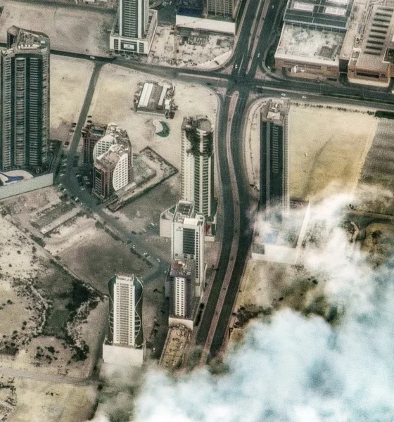 Imagens de satélites mostram danos causados ​​por ataque iraniano a edifício em Manama, capital do Bahrein