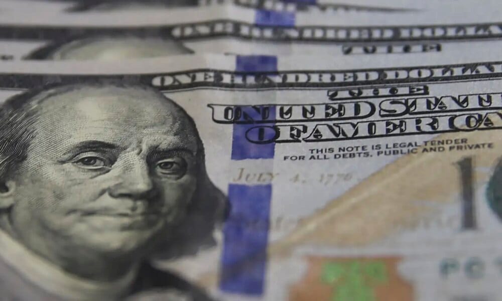 Dólar fecha em R$ 5,32, maior valor desde janeiro, com tensão no Irã