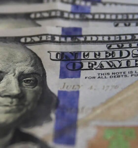 Dólar fecha em R$ 5,32, maior valor desde janeiro, com tensão no Irã